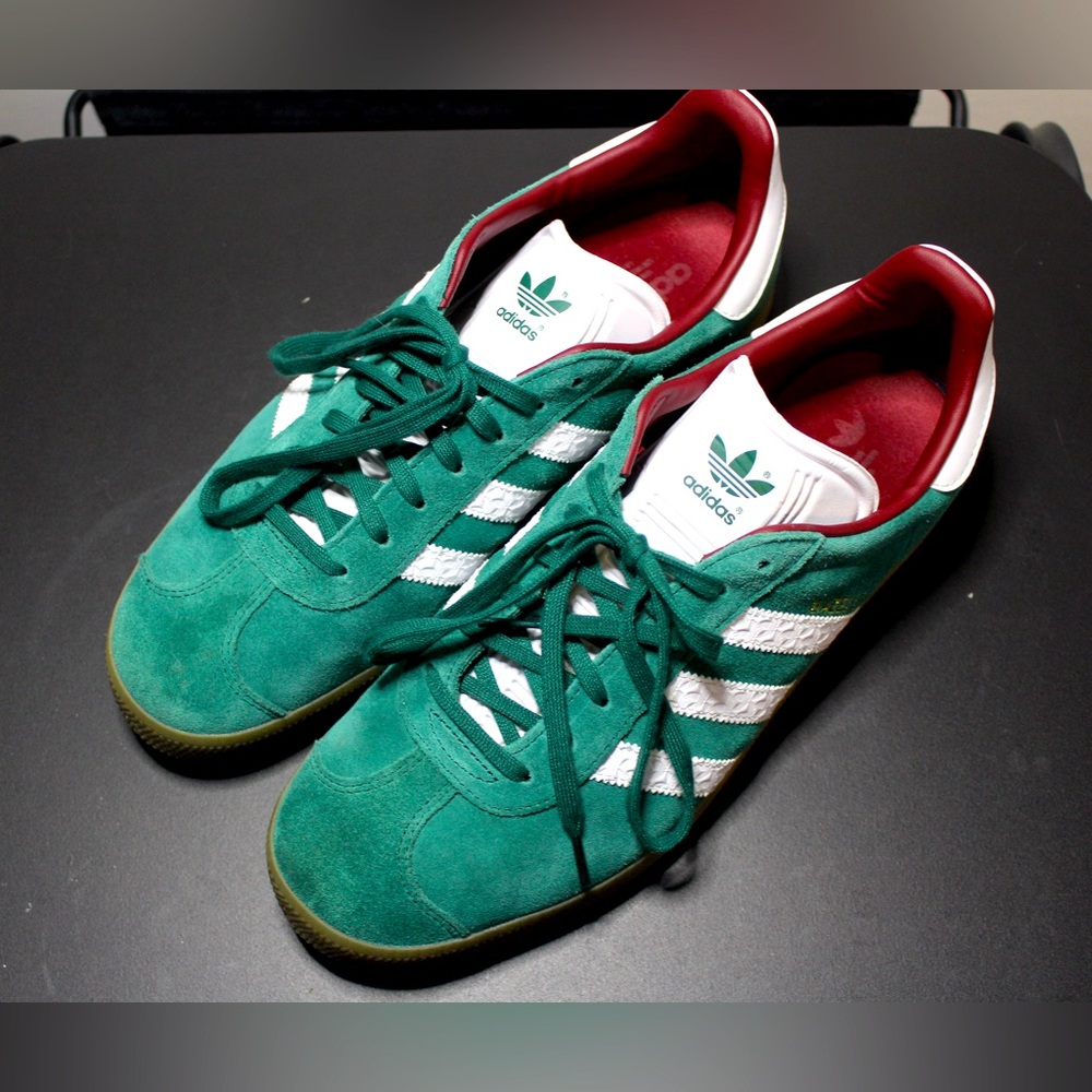 Adidas gazelles green suede EUC. Size 11